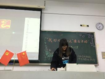 活动开始前紧张调试设备的聂呈融同学 活动开始前紧张调试设备的聂呈融同学