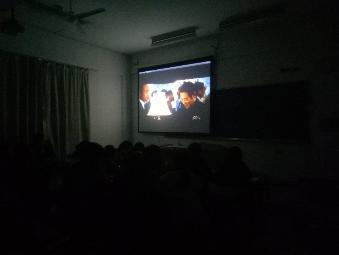 认真观影的同学们 认真观影的同学们